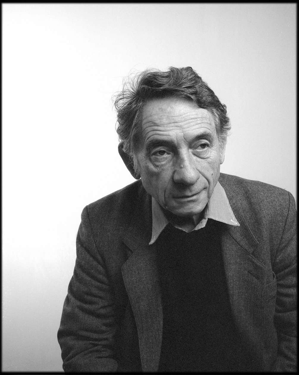Fotograf Mario Dondero i Leemage studie i 2004. af Unbekannt