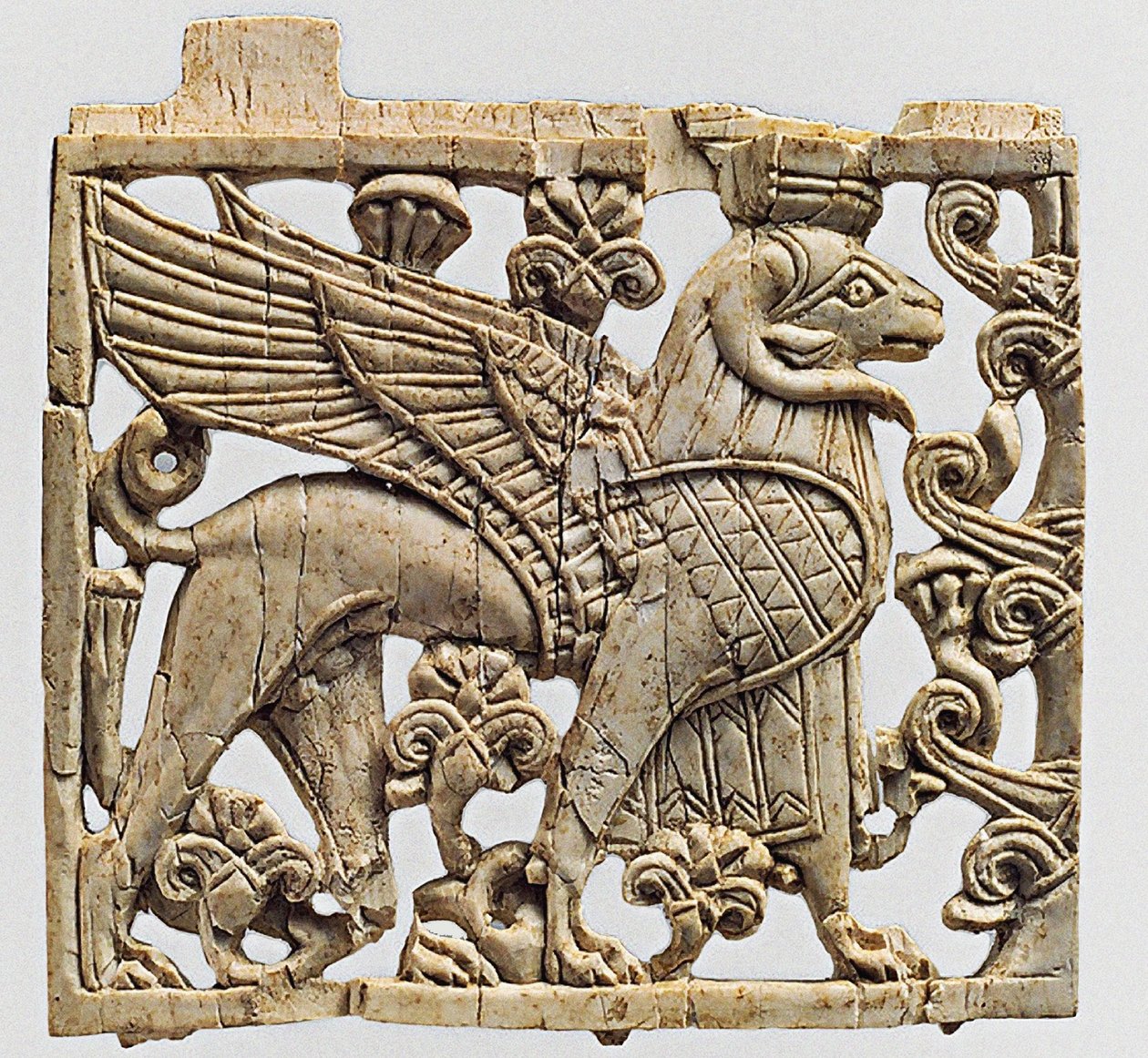 Plade, der forestiller en vædder med hovedet Sphinx, Nimrud, Mesopotamien, 9.-8. århundrede f.Kr. af Unbekannt