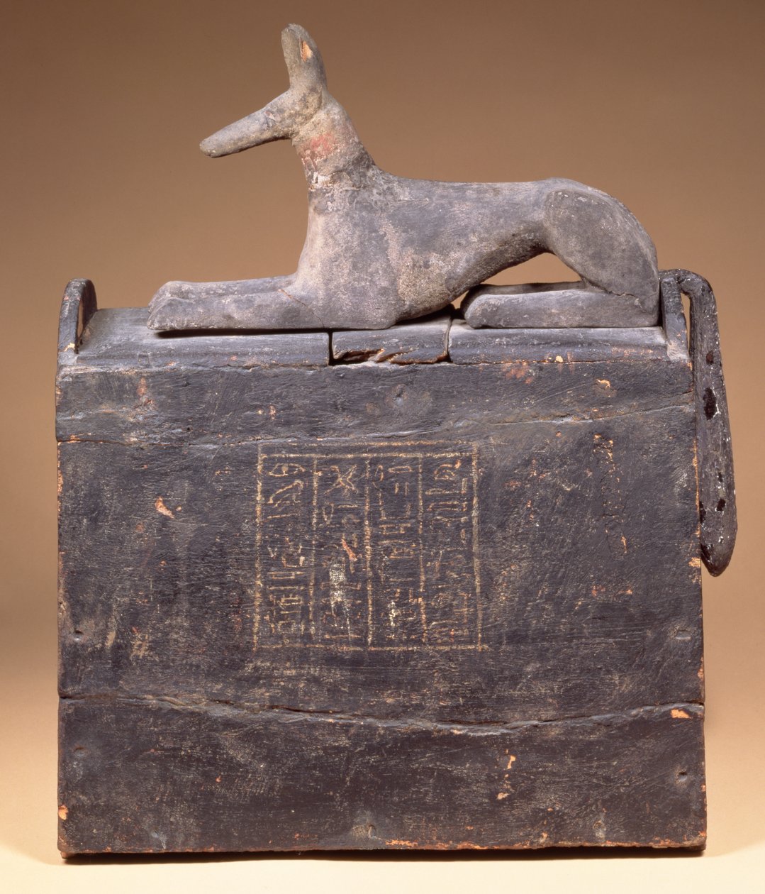 Plyonformet shabti-kasse med en inskription og en statue af Anubis som en sjakal (af senere dato) på låget, egyptisk, fra Theben, tidligt 22. dynasti, ca. 900 f.Kr. (sortmalet træ) af Unbekannt