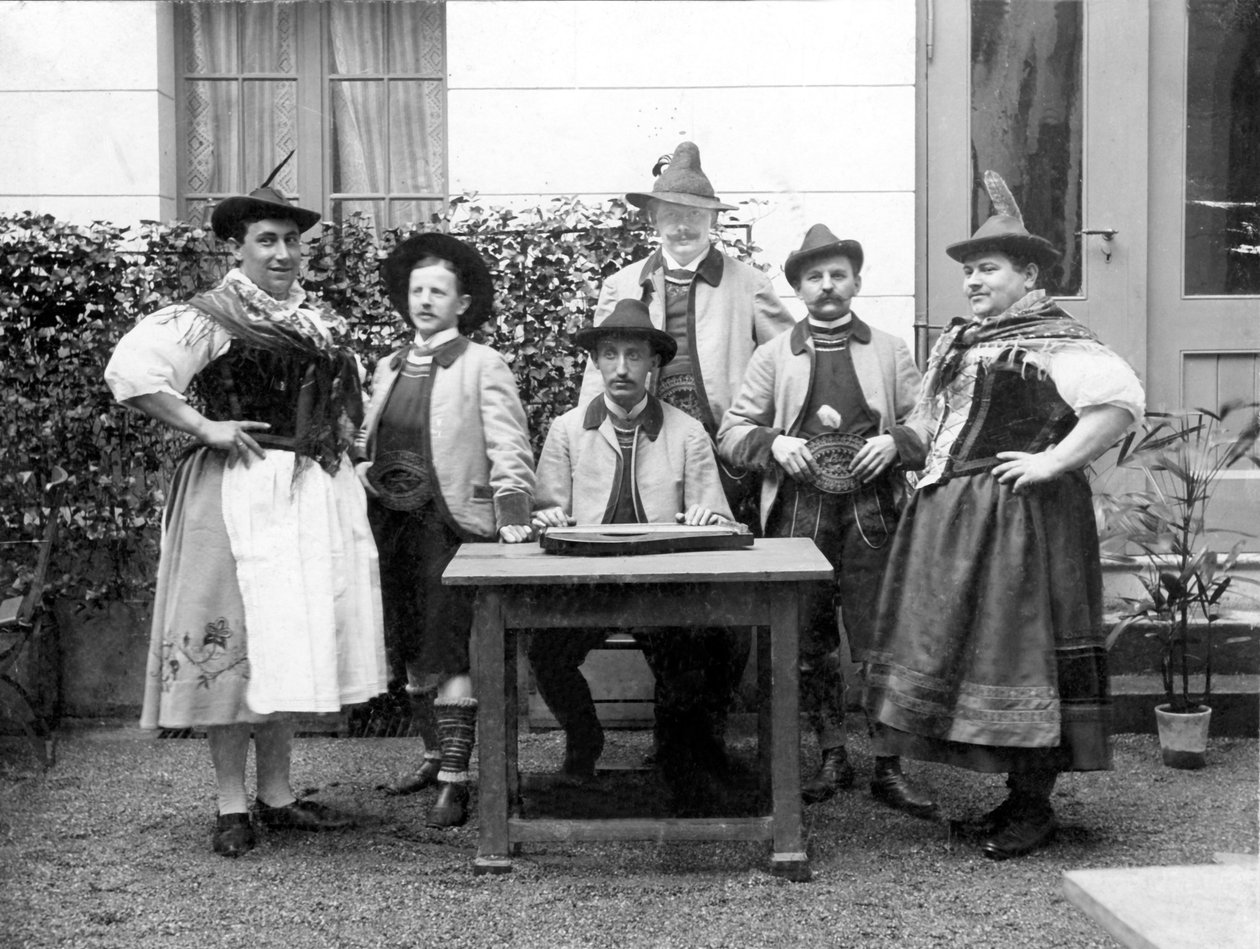 Portræt af en gruppe mænd iført traditionelle bayerske dragter, nogle er forklædt som kvinder (transvestitter) 1910 omkring Tyskland Historisk fotografi, mænd, nogle er forklædt som kvinder, omkring 1910, Bayern, Tyskland af Unbekannter Künstler