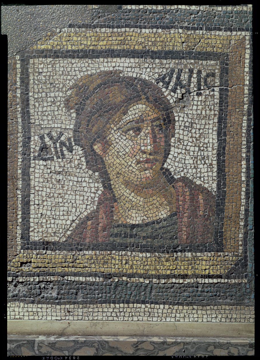 Portræt af en kvinde, detalje af en mosaikbelægning, der skildrer årstiderne og jagtscenerne, fra den konstantinske villa i Daphne, romersk, ca. 325-330 e.Kr. (marmor, kalksten og glasmosaik) af Unbekannt