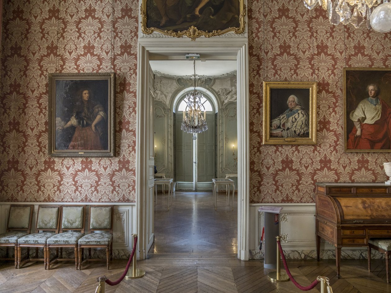 Portrætter af mænd, inklusive det af Armand Gaston de Rohan (1674-1749), i kardinals kostume, maleri af Hyacinthe Rigaud (1659-1743). Stort kabinet af prinsen, arkitekten Germain Boffrand (1667-1754). Hotel de Soubise, Paris af Unbekannt