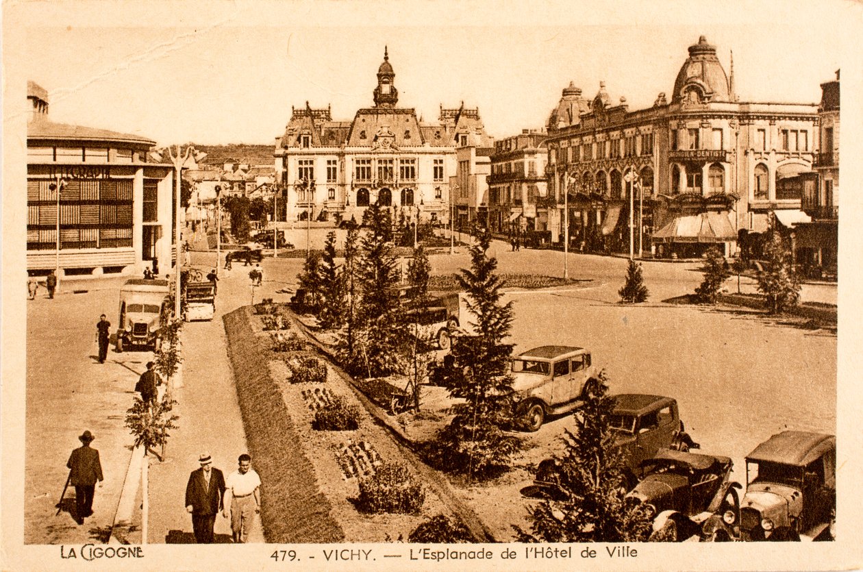 Postkort/The Esplanade of the Council Hall/Vichy/Allier/Auvergne/Frankrig af William M. Timlin
