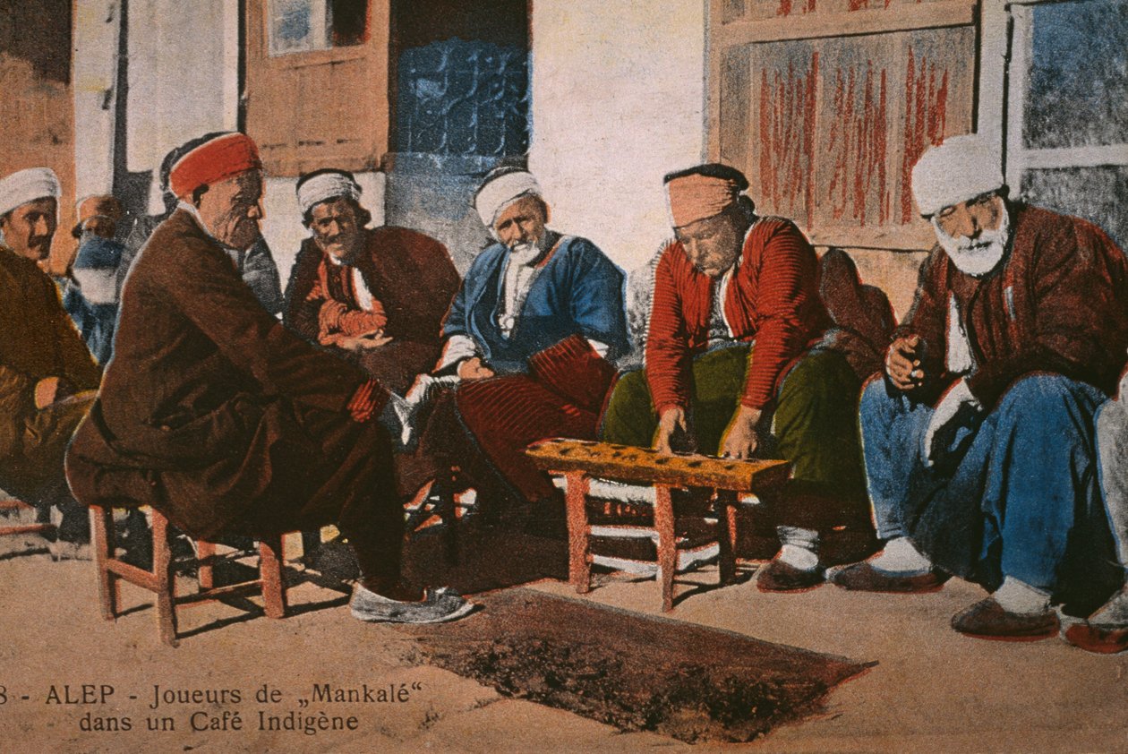Postkort, der forestiller mancala-spillere på en café i Aleppo, Syrien, ca. 1920 (fotolitho i farve) af Unbekannt