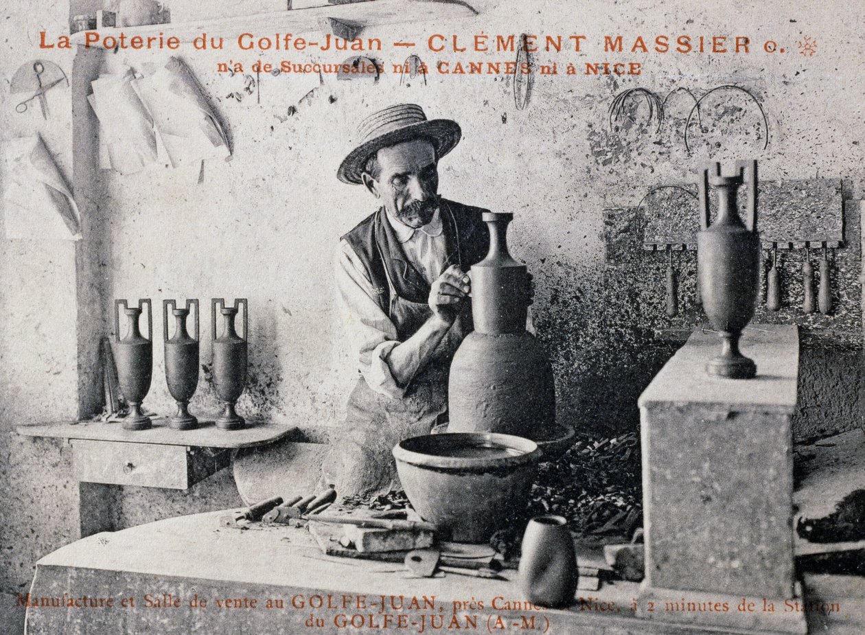 Postkort med Clement Massier (1844-1917), keramikermester af Poterie de Golf-Juan på arbejde i sit atelier, Frankrig, 20. århundrede af William M. Timlin
