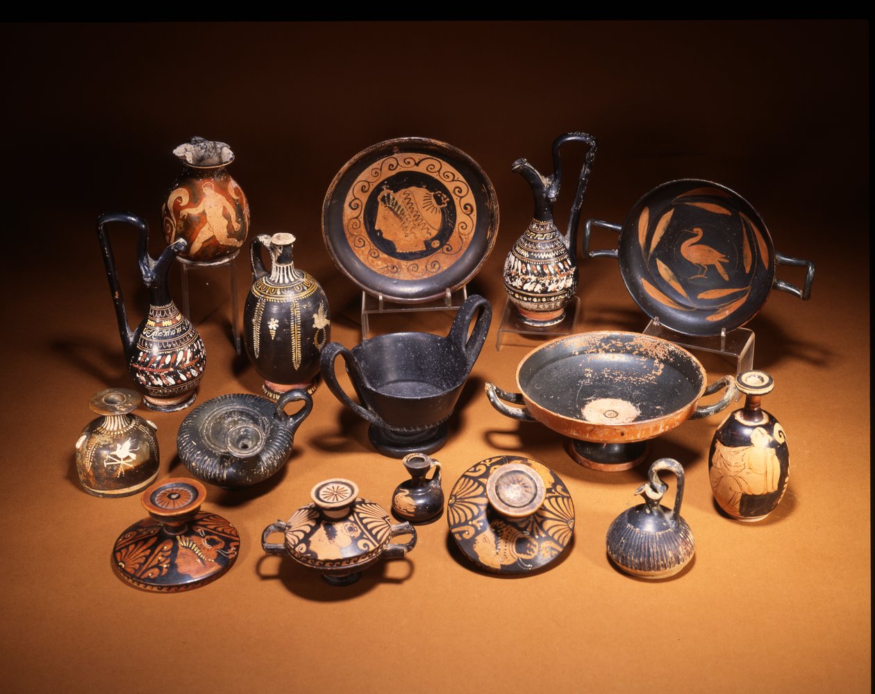 Keramikgruppe, der viser en etruskisk Bucchero ware kantharos og en Gnathia ware guttus, i midten, begge 6. århundrede f.Kr. (foto) af Unbekannt