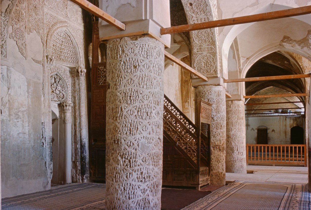 Bedesal med søjler og mihrab (bedeniche), sandsynligvis bygget i det 10. århundrede (foto) af Unbekannt