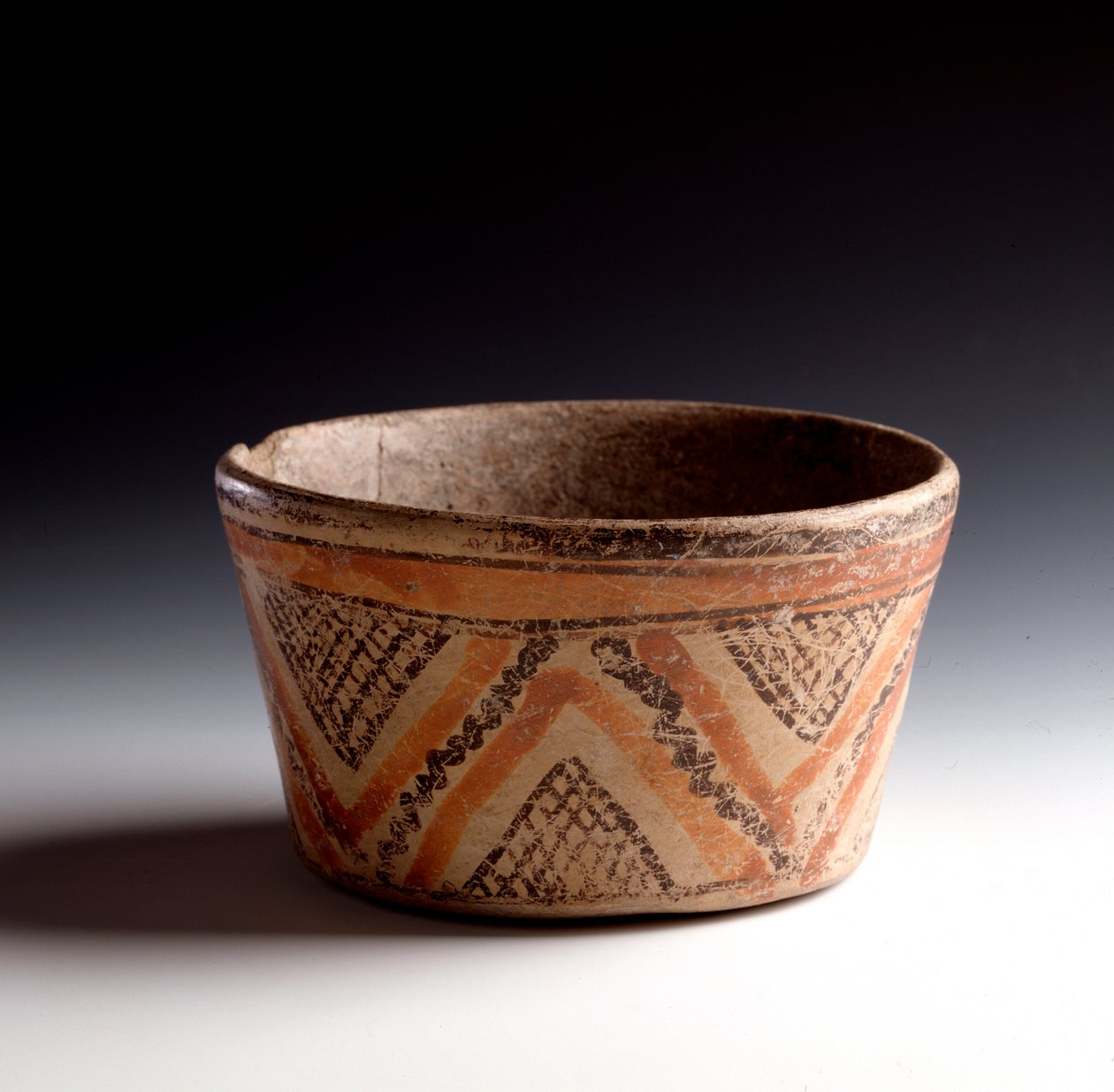 Præcolombiansk kunst, Maya-civilisation, klassisk periode: skæring af polykrom lerdekor af zigzag og trekanter. Fra Peten, Guatemala søn. h. 10 x diam. 10,6 cm Guatemala, Museo Nazionale di Archeologia e Etnologia - Præ-columbiansk kunst, Maya Civilization af Unbekannt