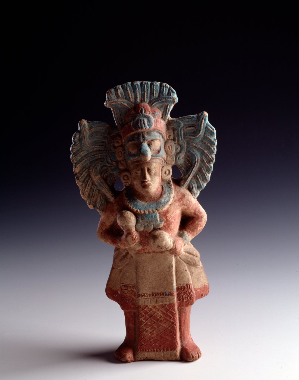 Præcolombiansk kunst, Maya-civilisation, sen klassisk periode: statuette af antropomorfisk ler, der repræsenterer en stående figur, har funktionen som musikinstrument. fra Nebaj, Quiche, Guatemala. Svag. 21x11 cm Guatemala, Museo Nazionale di Archeologia e af Unbekannt
