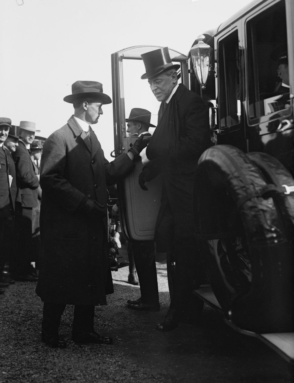 Præsident Woodrow Wilson stiger af en bil. Washington, DC, omkring 1918. Foto af (s/h foto) af Benjamin Baud
