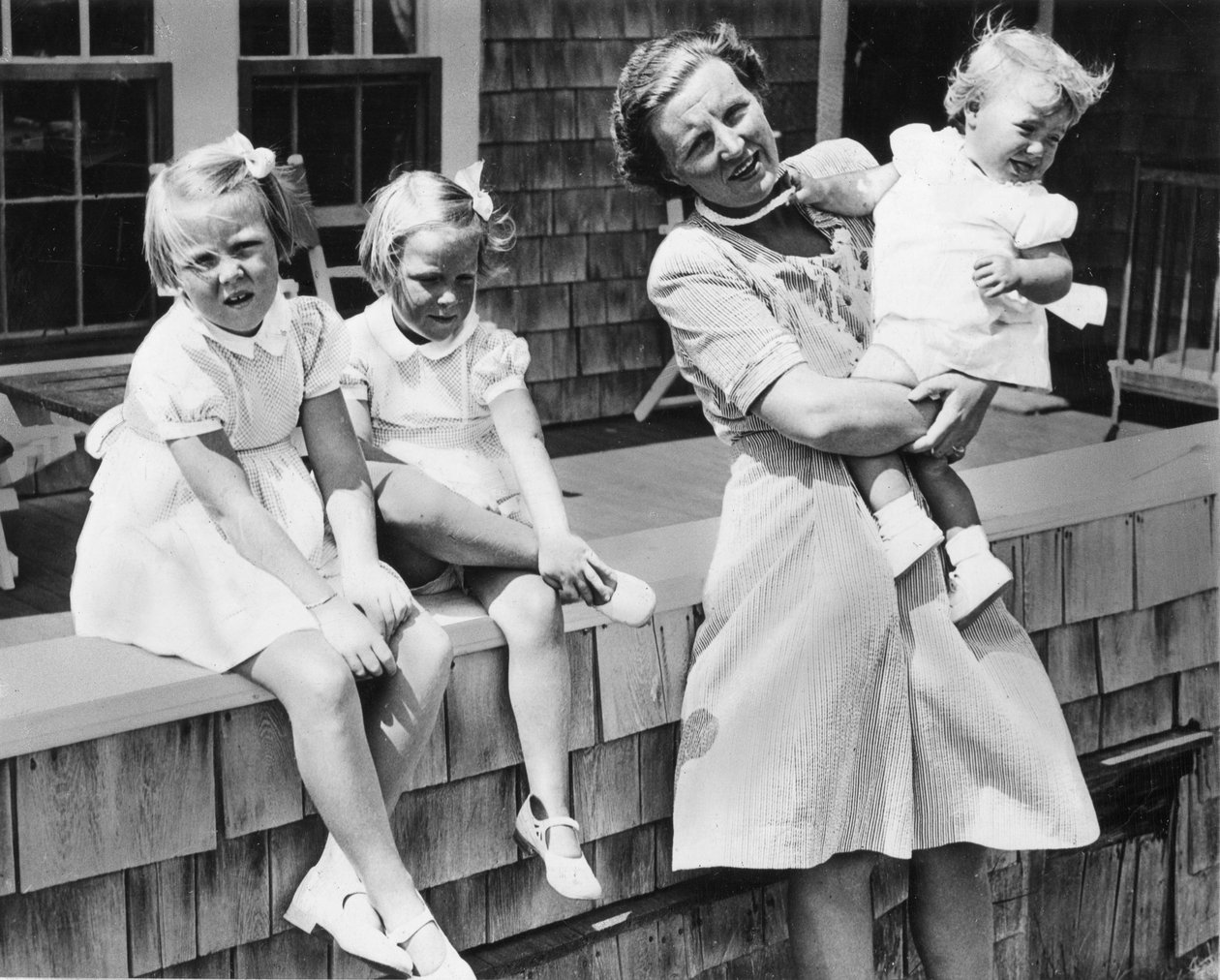 Prinsesse Juliana af Holland (til højre) og hendes tre blonde døtre, Beatrix, 6, Irene, 4 og 18 måneder gamle Margriet Francesca, holder ferie på Cape Cod og håber, at den tyske krigsmaskines forestående kollaps vil gøre dem i stand til at vende tilbage ti af Benjamin Baud