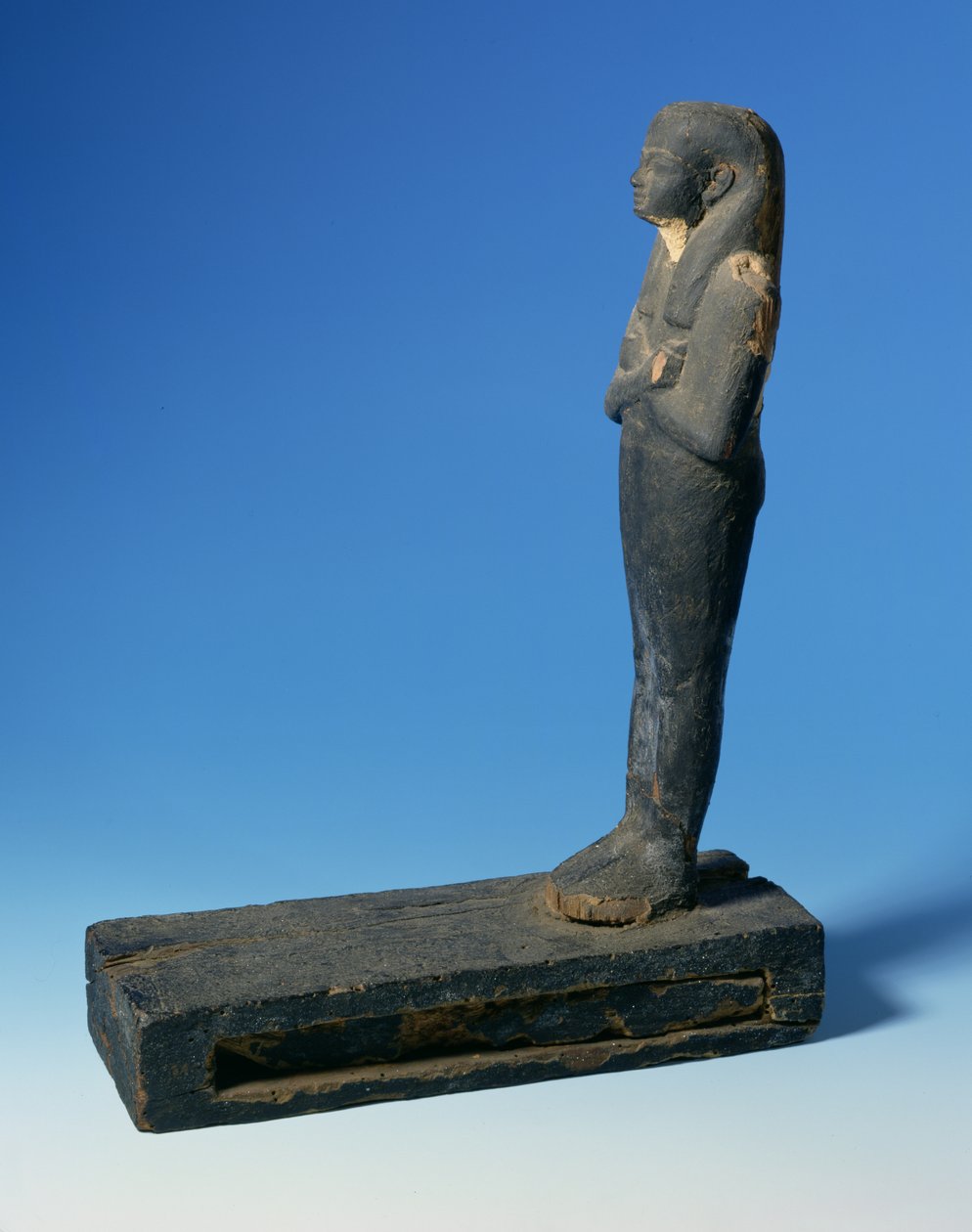 Ptah-Sokar-Osiris figur med tredelt paryk og krydsede arme på en rektangulær sokkel med et rum indeholdende et udsnit af papyrus (se 83304), egyptisk, 21.-22. dynasti, ca. 900 f.Kr. (træ) (for detaljer se 83306) af Unbekannt