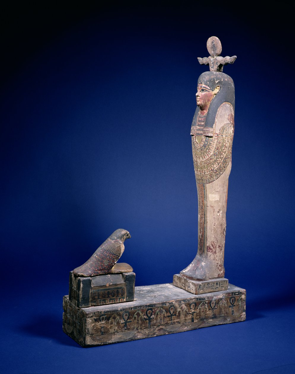 Ptah-Soker-Osiris figur stående på en kassesokkel vendt mod en sarkofag med en horusfalk, begravelsesobjekt, egyptisk, ptolemæisk periode, ca. 200 f.Kr. (polykromt træ) af Unbekannt