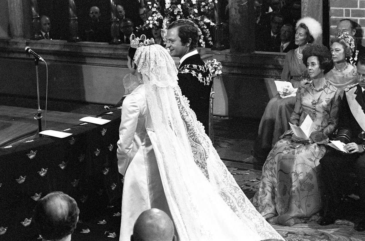 Dronning Silvia og kong Carl XVI Gustaf under bryllupsceremonien i Storkyrkan i Stockholm af Unbekannter Künstler