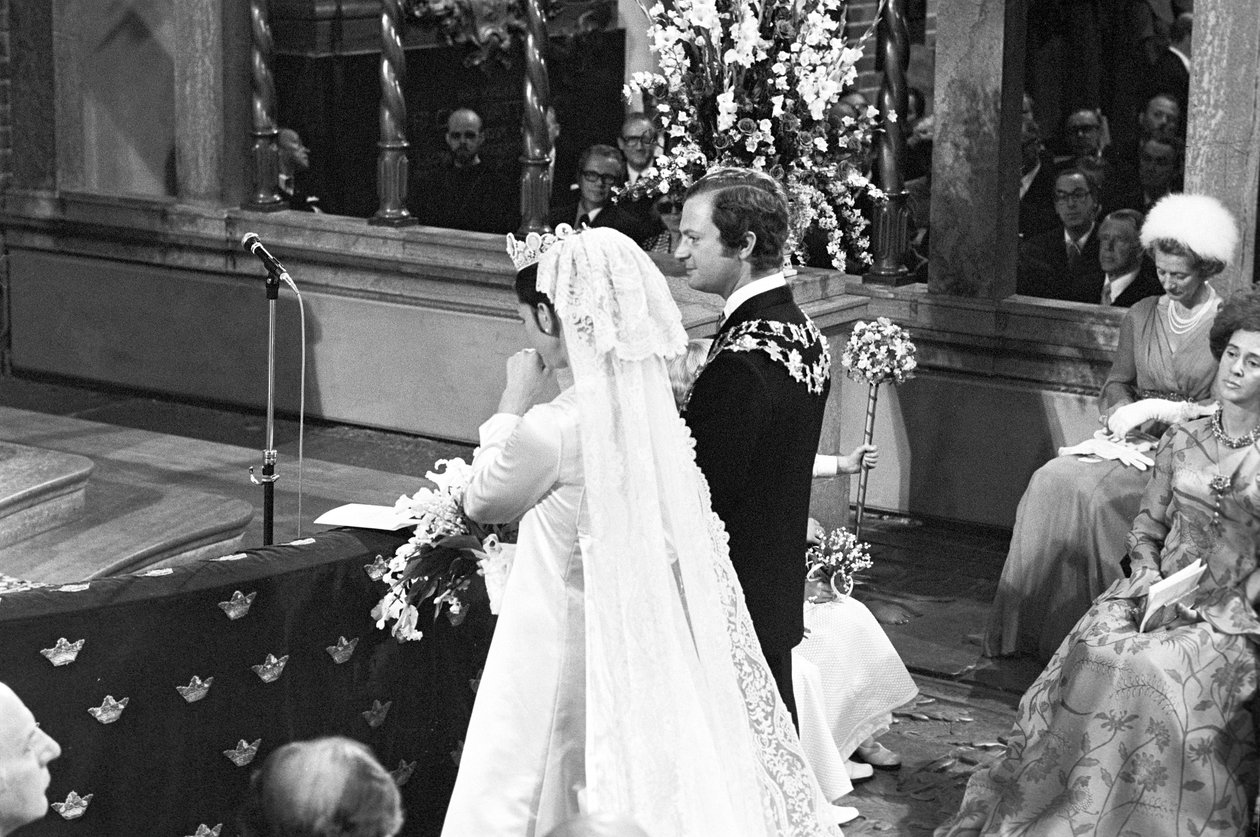 Dronning Silvia og kong Carl XVI Gustaf under bryllupsceremonien i Storkyrkan i Stockholm af Unbekannter Künstler