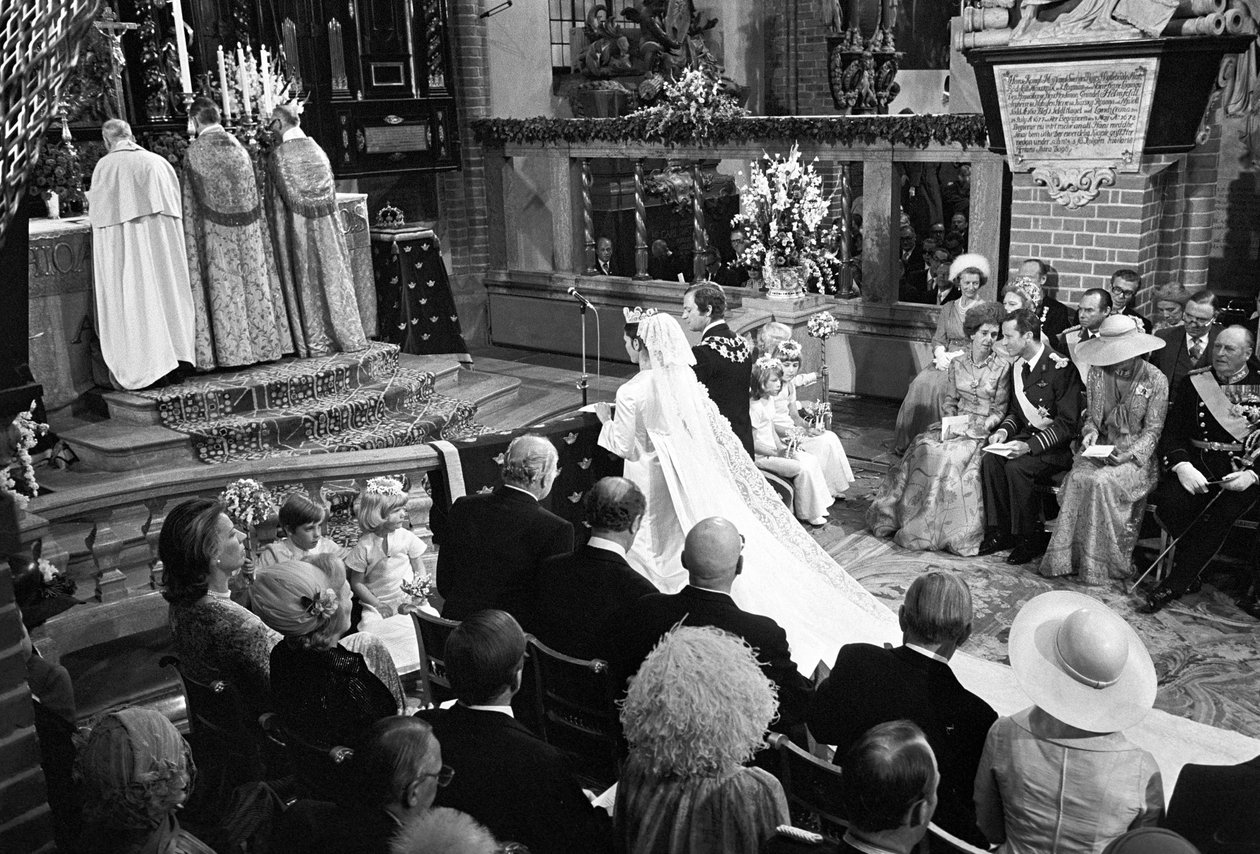 Dronning Silvia og kong Carl XVI Gustaf under bryllupsceremonien i Storkyrkan i Stockholm af Unbekannter Künstler
