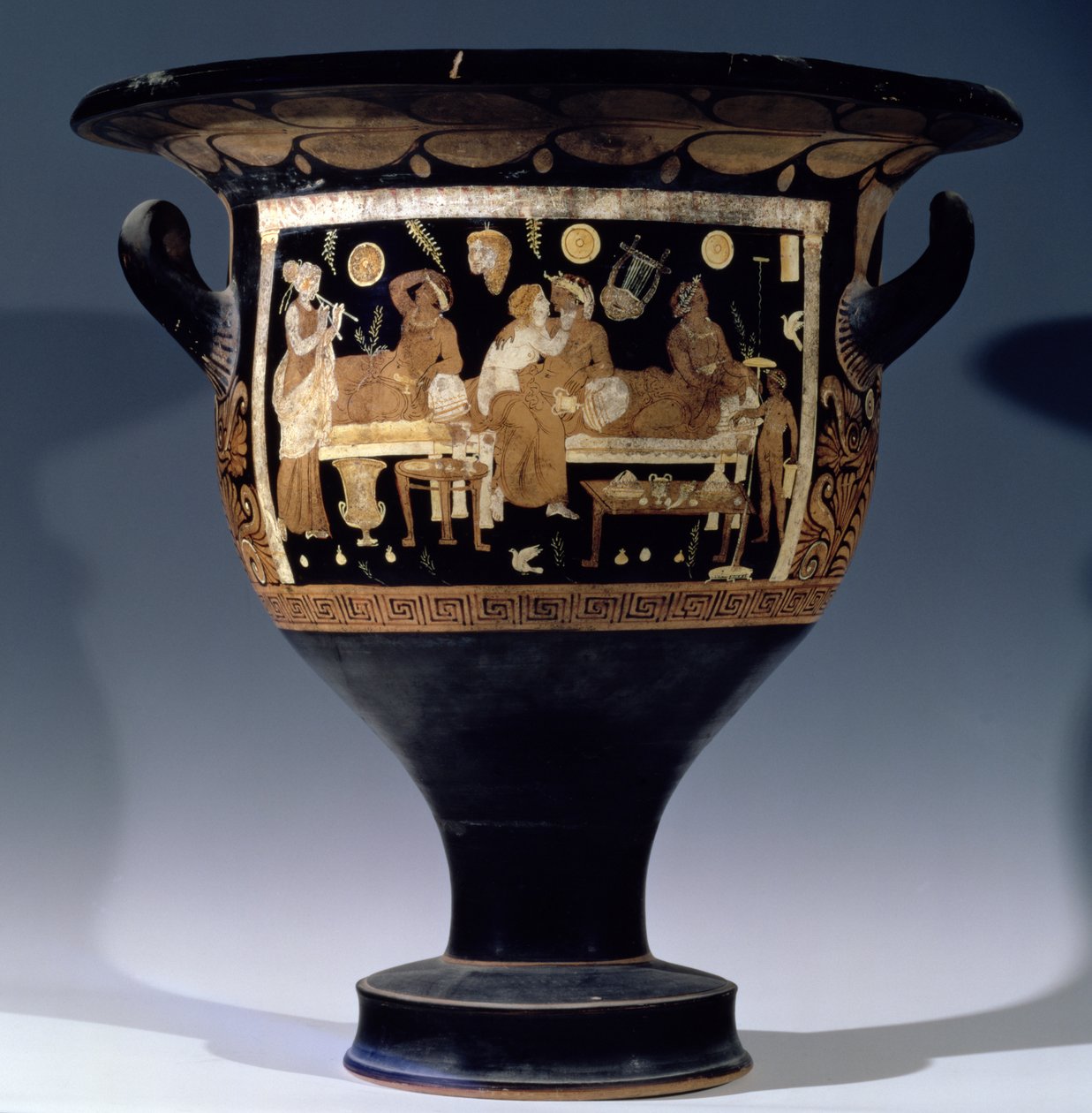 Klokkekrater med rød figur, der viser en banketscene af Unbekannt