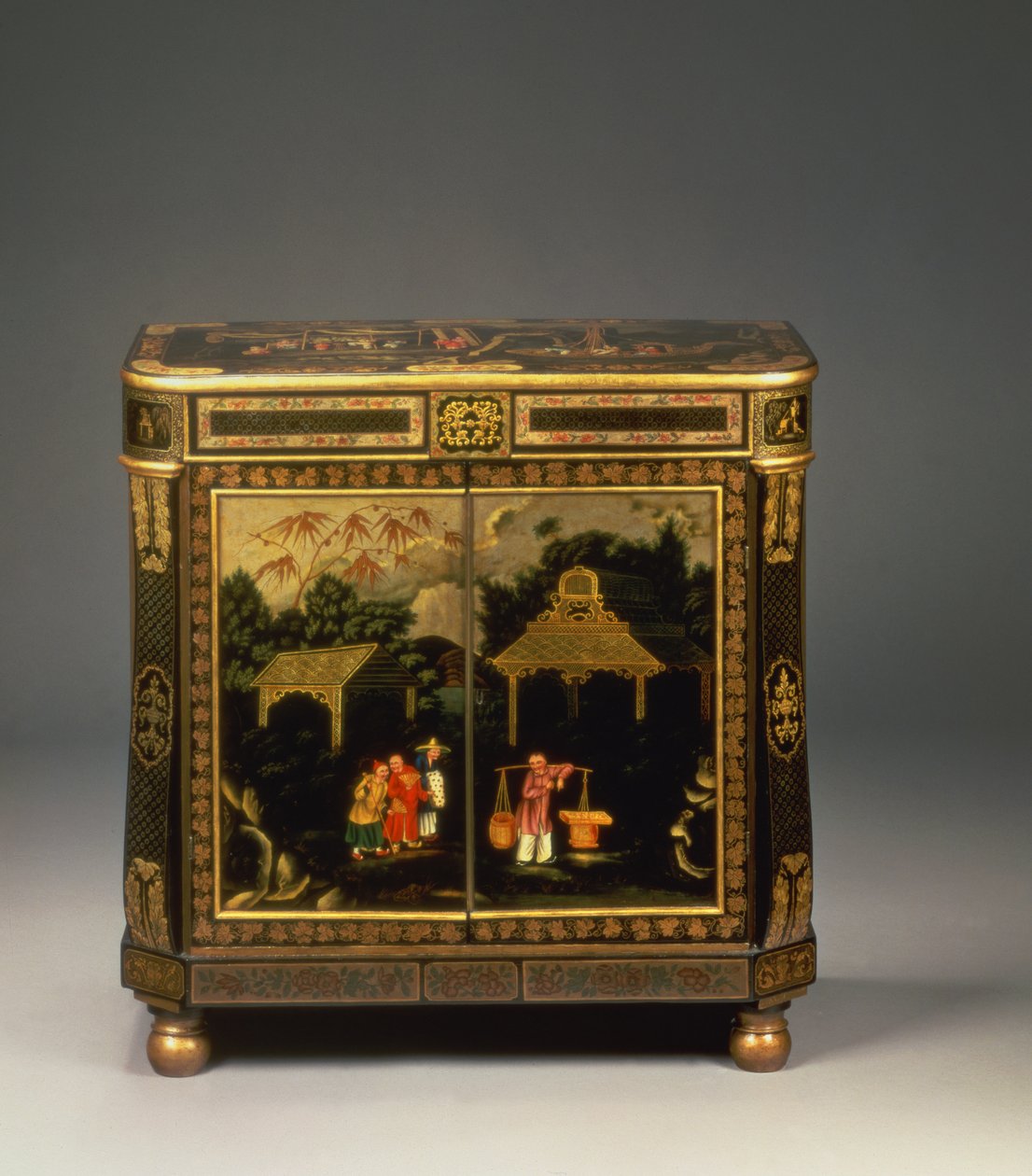 Regency tole peinte sort japansk sideskab, der viser hoveddøre malet med figurer af købmænd i et landskab, sjælden, ca. 1815 (japaneret tin) (se også 66992) af Unbekannt