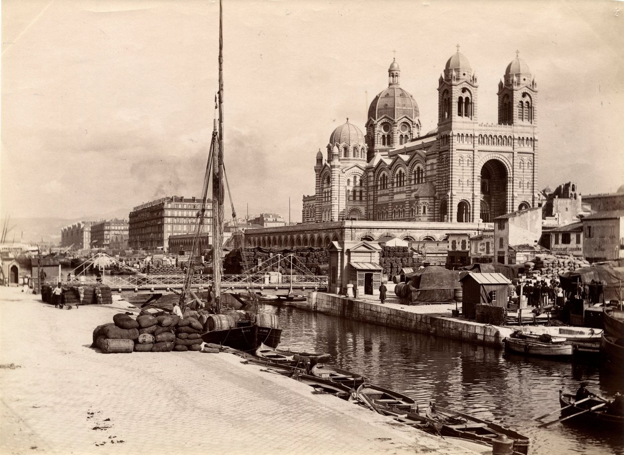 Religiøs arkitektur: udvendig udsigt over basilika-katedralen Sainte Marie Maggiore (Sainte-Marie-Maggiore), bygget mellem 1852 og 1893 efter planerne fra arkitekten Leon Vaudoyer (1803-1872). Marseille, Bouches du Rhone (13), cenotype af beg af William M. Timlin