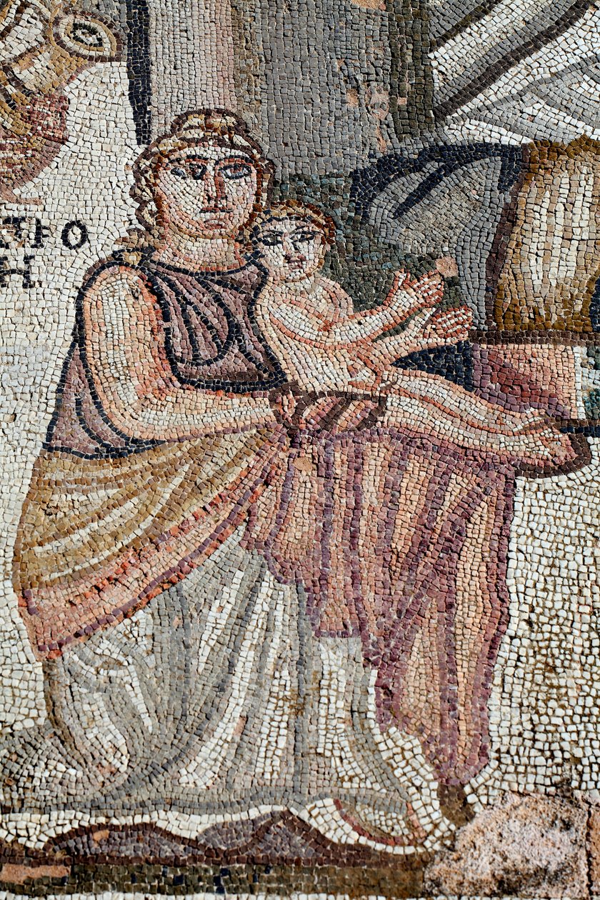 Repræsentation af den nyfødte Achilleus med hans sygeplejerske, Anatrophe - Detalje fra panelet, der repræsenterer det første bad af Achilleus - Paphos Mosaics, thesus villa 5. århundrede e.Kr. - Cypern - Achilles nouveau ne avec sa nourrice, Anatrophe - D af Unbekannt