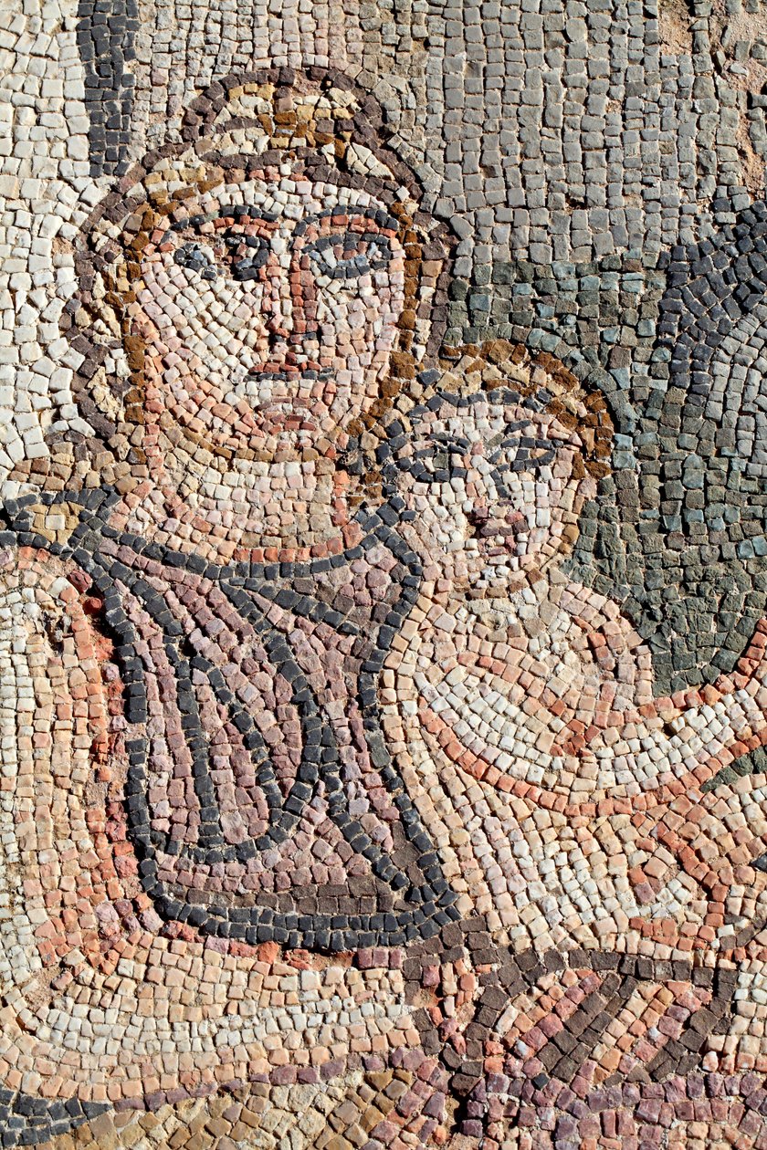 Repræsentation af den nyfødte Achilleus med hans sygeplejerske, Anatrophe - Detalje fra panelet, der repræsenterer det første bad af Achilleus - Paphos Mosaics, thesus villa 5. århundrede e.Kr. - Cypern - Achilles nouveau ne avec sa nourrice, Anatrophe - D af Unbekannt