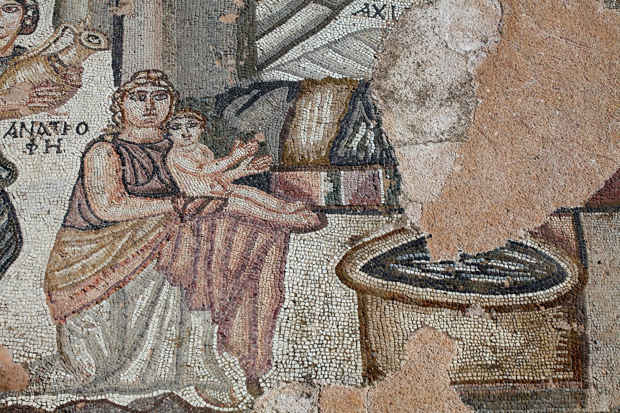 Repræsentation af den nyfødte Achilleus med hans sygeplejerske Anatrophe og Ambrosia, symbol på gudernes mad og udødelighed, der bringer vand i en gylden krukke - Detalje fra panelet, der repræsenterer det første bad af Achilleus - Paphos Mosaics, Villa of af Unbekannt