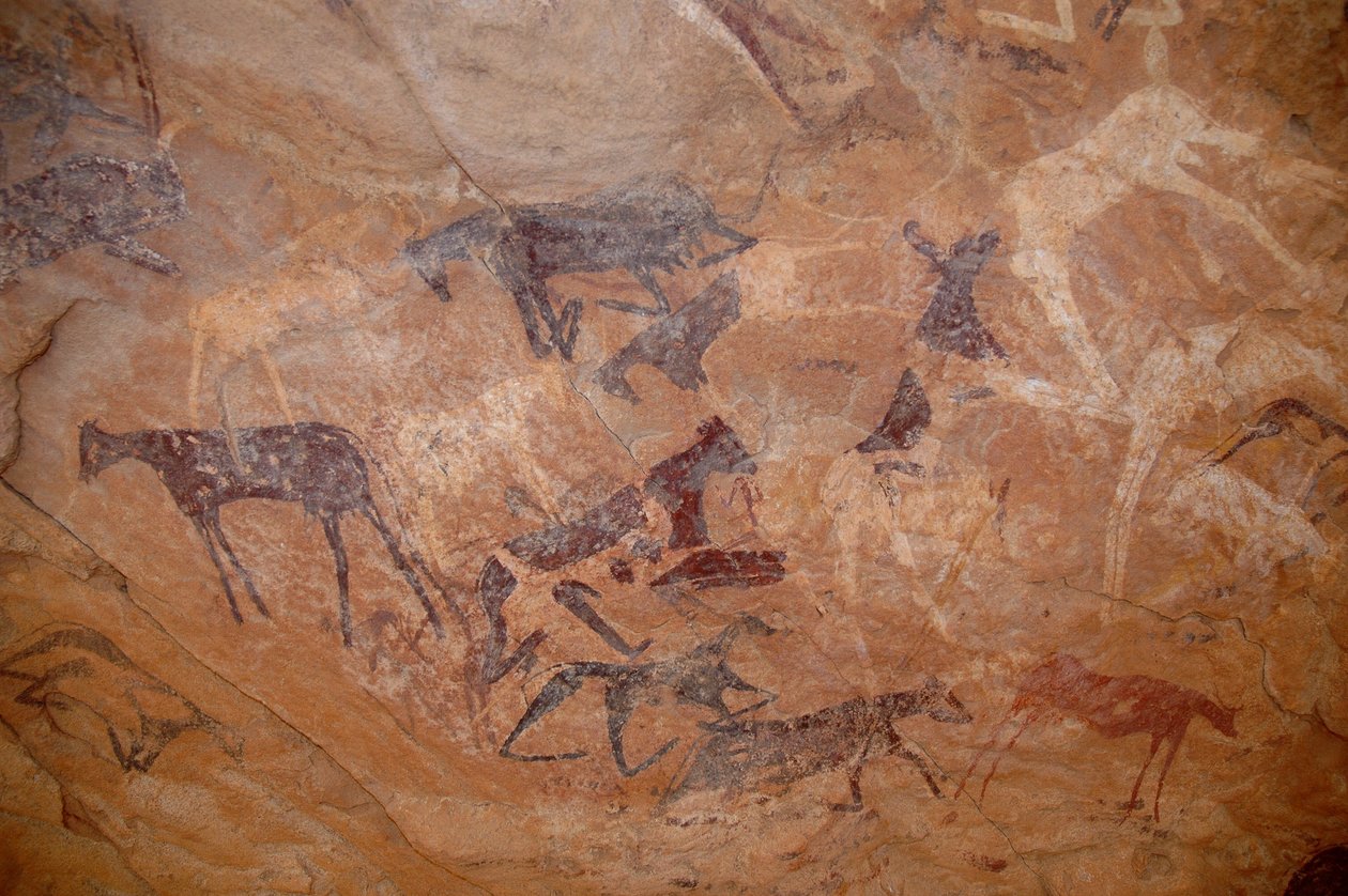Klippekunst, forhistorie: Kvægklippemaleri, det ene knæ i et læ udsmykket i Uweinat-massivet, Sudan (Karkur-Talh eller Karkur Talh). Periode fra 8000 til 3000 år f.Kr. Fotografering af Unbekannt