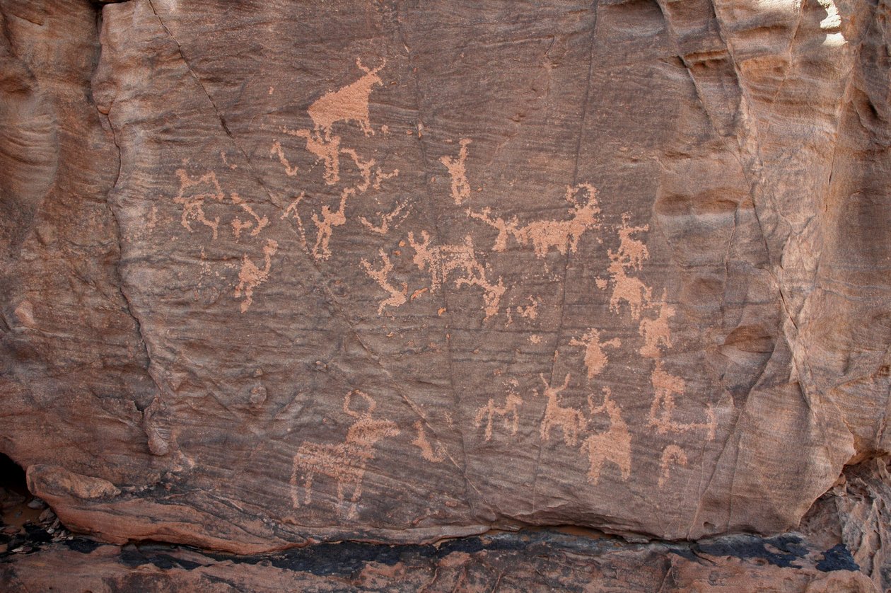 Klippekunst, forhistorie: Indgravering af en gruppe kvæg, strudse og figurer i Uweinat-massivet, Sudan (Karkur-Talh eller Karkur Talh). Periode fra 8000 til 3000 år f.Kr. Fotografering af Unbekannt