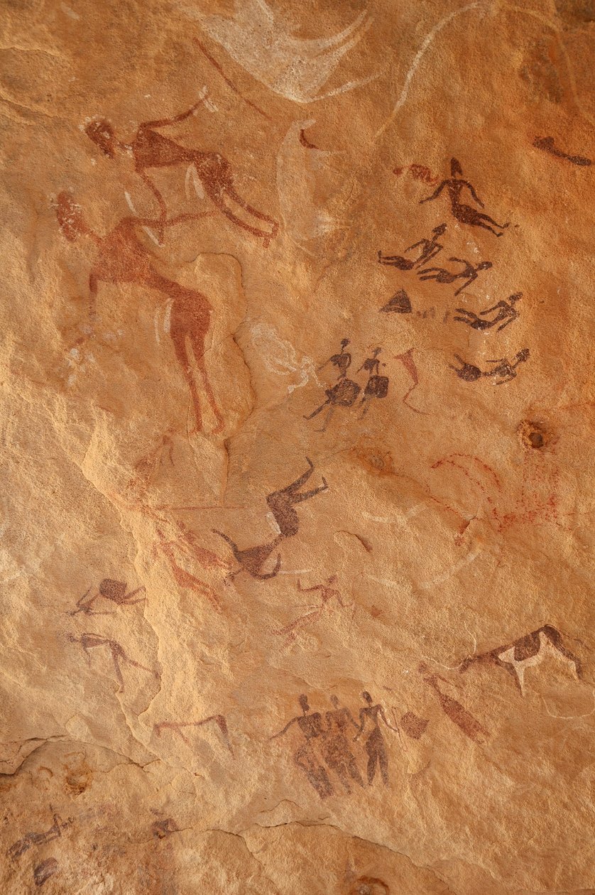 Klippekunst, forhistorie: Klippemaleri af et stort sæt figurer og kvæg i et udsmykket husly i Uweinat-massivet, Egypten. (Periode fra 8000 til 3000 år f.Kr.). Fotografering af Unbekannt