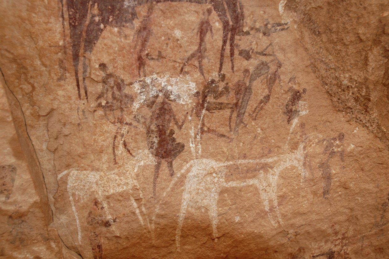 Klippekunst, forhistorie: Klippemaleri af karakterer og køer i et udsmykket husly i Uweinat-massivet, Sudan (Karkur-Talh eller Karkur Talh). Periode fra 8000 til 3000 år f.Kr. Fotografering af Unbekannt