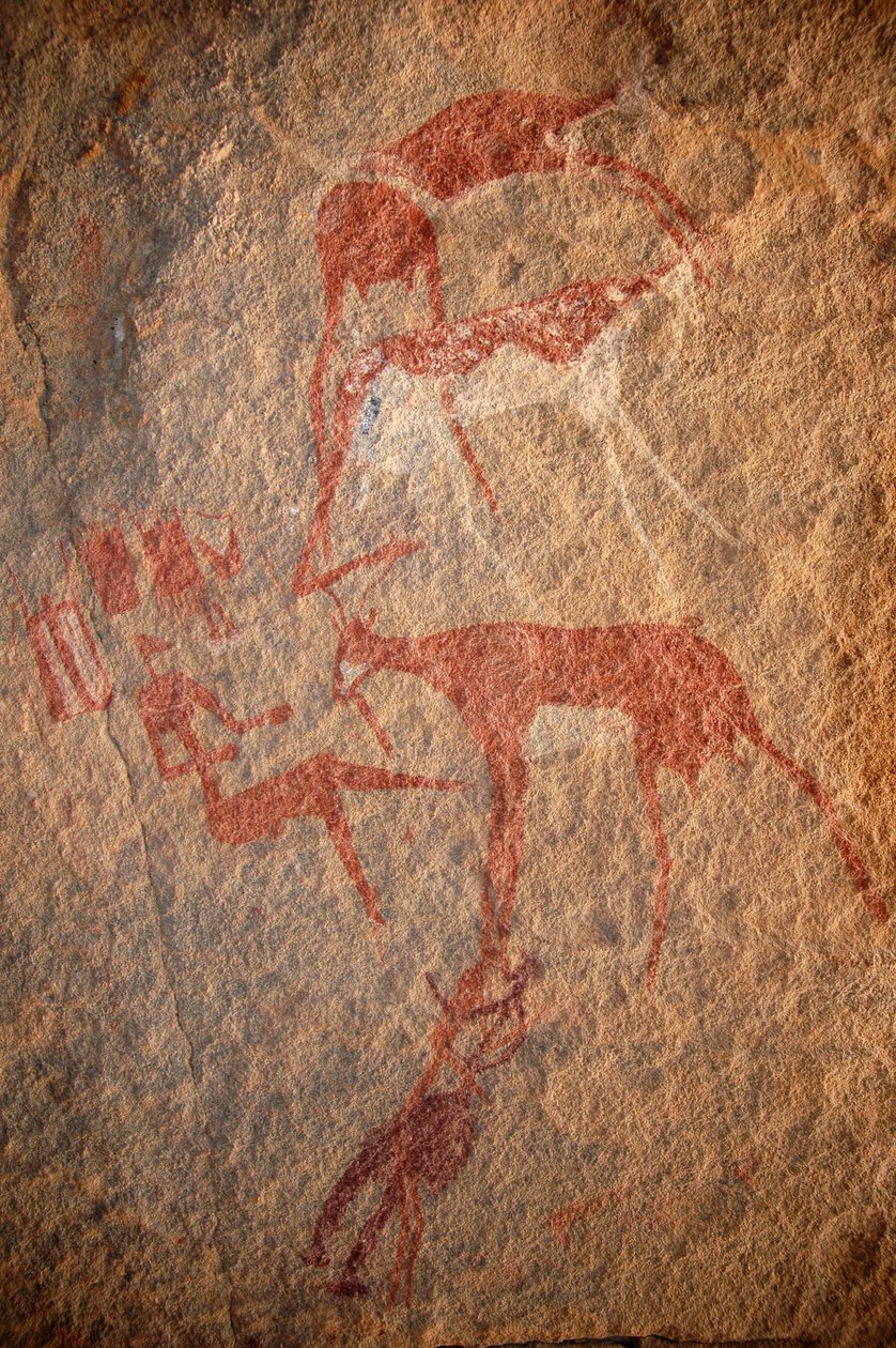 Klippekunst, forhistorie: Klippemaleri af figurer, kvæg og "guerbas" (skind) i et udsmykket husly i Uweinat-massivet, Sudan. Periode fra 8000 til 3000 år f.Kr. Fotografering af Unbekannt