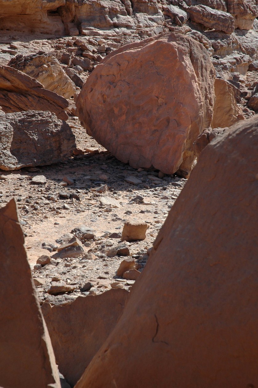 Klippekunst, forhistorie: Rund klippe med giraffer og strudsegraveringer i Uweinat-massivet, Sudan. Periode fra 8000 til 3000 år f.Kr. Fotografering af Unbekannt