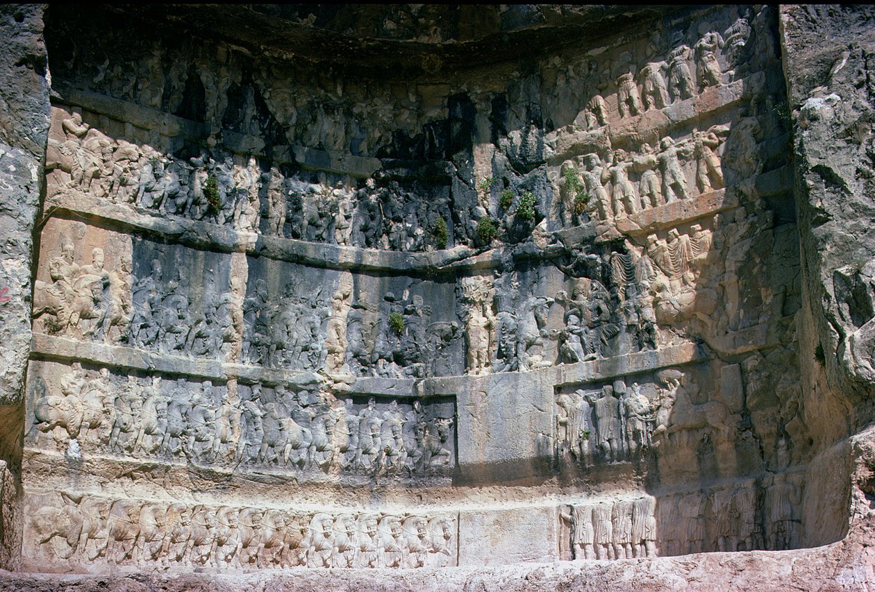 Klipperelief, der viser den sassaniske kong Shapur I (241-72), det persiske kavaleri og bifloder, 3. århundrede (sten) af Unbekannt