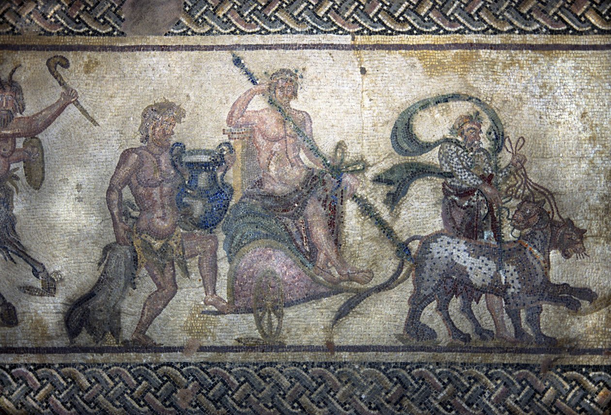 Romersk kunst: Dionysos triumf (Bacchus, Bacco). Guden klatrede på en tank i midten. Den bærer en laurbærkrans og holder en thyrse (lanse omgivet af efeu med en fyrrekogle for enden). To pantere rykker frem foran ham. Bag tanken, en af Unbekannt