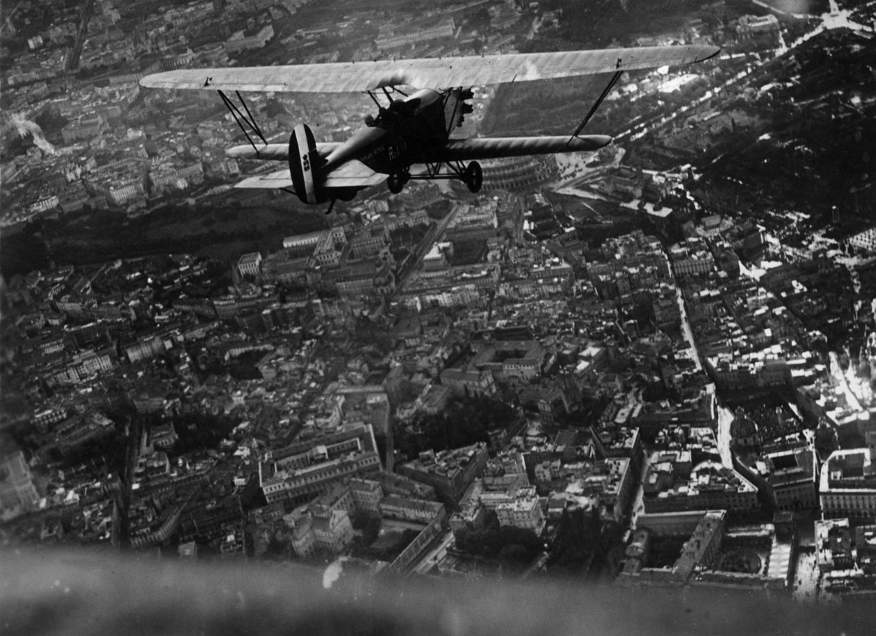 Rom (Italien), ca. 1930: Italiens luftfartsminister Italo Balbo (1896-1940) flyver over byen ombord på en "Ro1"-biplan under luftdemonstrationen, der blev givet til indvielsen af Salon du Tourisme - Rom, Italien, ca. 1930: Italiens luftfartsminister, It af William M. Timlin