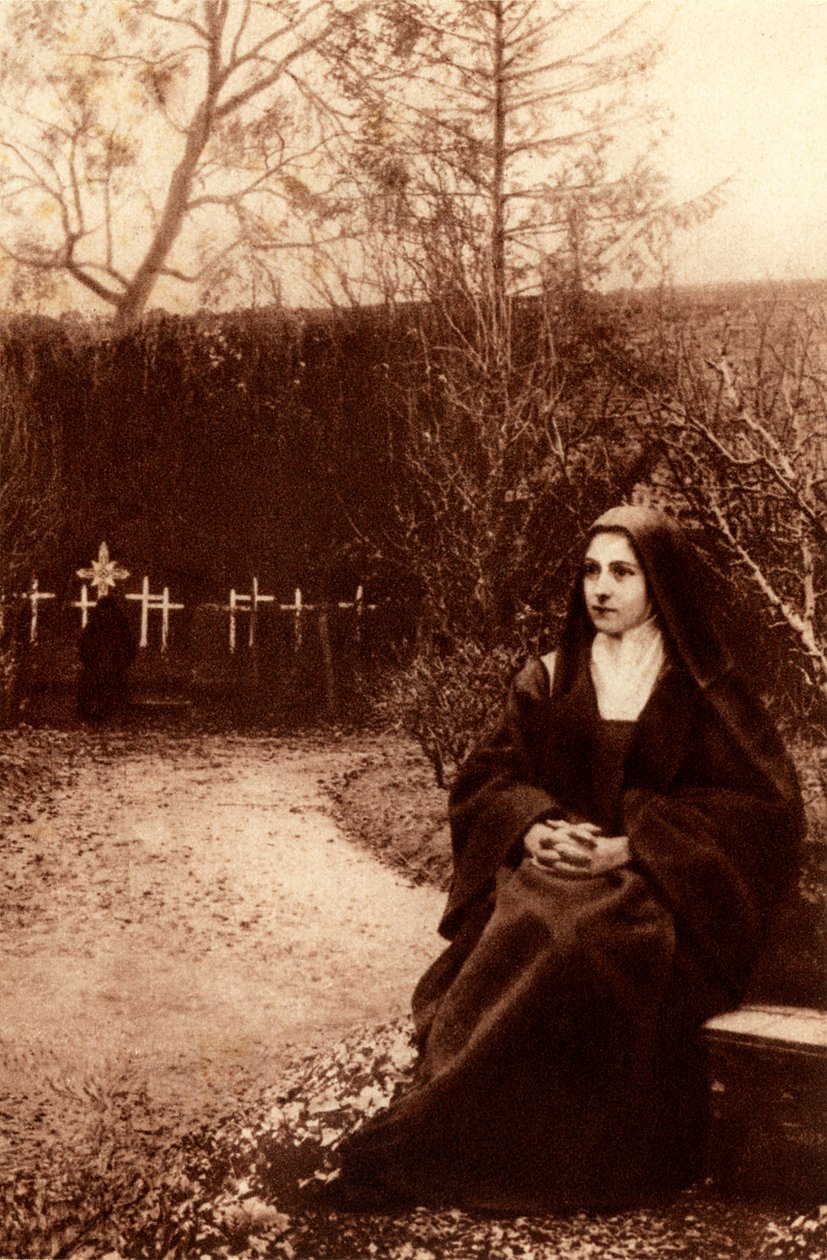 Sankt Thérèse af Jesusbarnet mediterede i haverne ved klostret Lisieux. 1948 (fotoprint) af Unbekannter Künstler