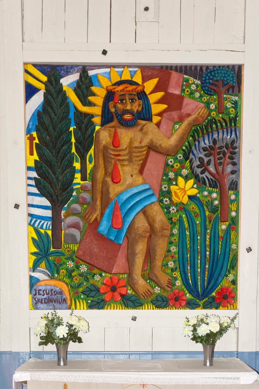 samisk kunst; Jesus Kristus; farverig træskærerarbejde; Samisk-kristen altertavle designet af kunstneren Bror Hjort i trækirken Jukkasjaervi; Lapland; Norrbottens län; Sverige; Skandinavien; Europa af Unbekannt
