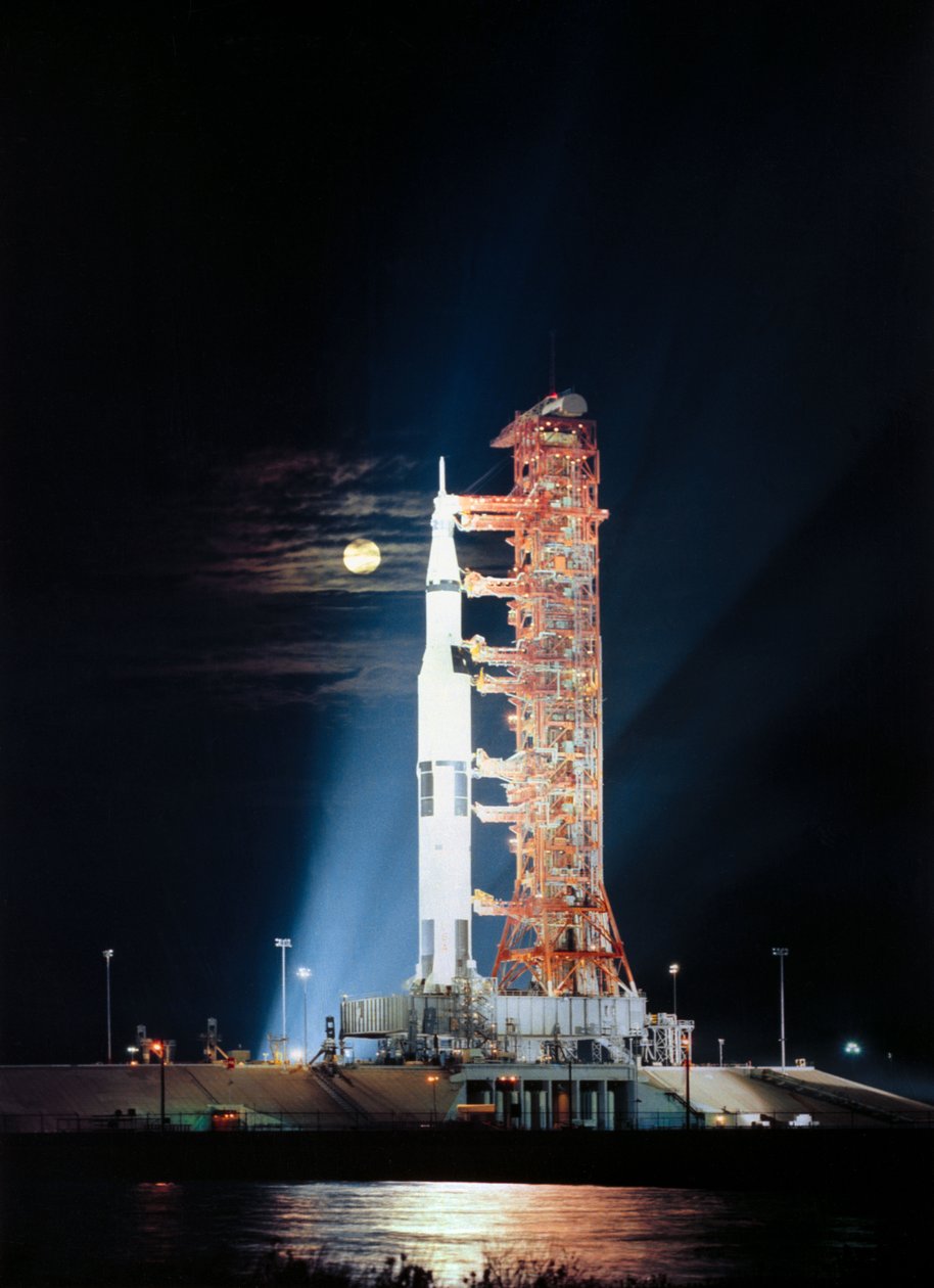 Søgelys oplyser denne nattescene ved Pad A, Launch Complex 39, Kennedy Space Center, Florida, og viser rumfartøjet Apollo 17 (Spacecraft 114/Lunar Module 12/Saturn 512) under forberedelserne til opsendelsen af Unbekannt