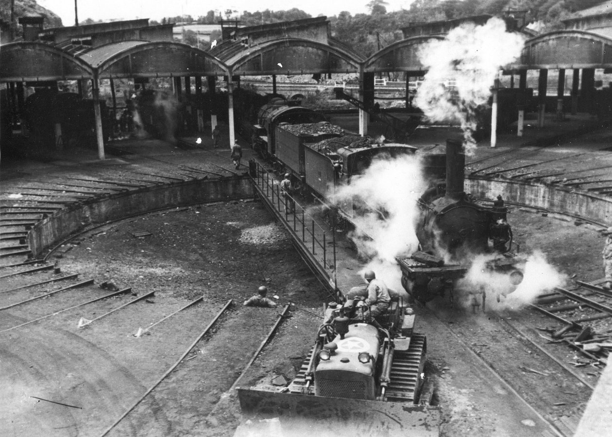 Anden Verdenskrig (1939-1945) - Anden Verdenskrig (2. Verdenskrig eller Anden Verdenskrig): Cherbourg (Manche) Frankrig juli 1944: Genie-soldater fra den amerikanske hær assisteret af franske jernbanearbejdere genopretter jernbanerotunden af Unbekannt