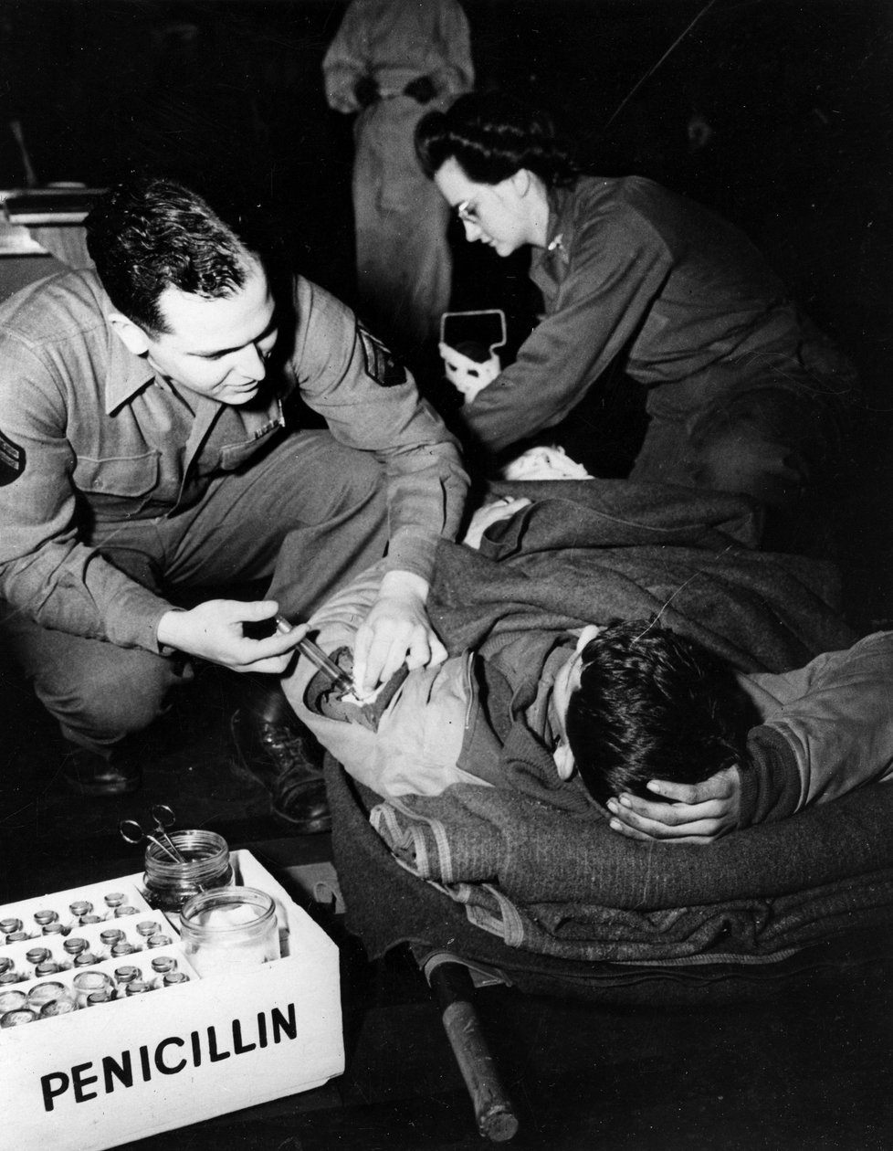 Anden Verdenskrig (1939-1945) - Anden Verdenskrig (2. Verdenskrig eller Anden Verdenskrig): Luxembourg februar 1945: På et evakueringshospital fra den amerikanske hær administrerer en læge (sygeplejerske) penicillin til en såret soldat for at undgå infekti af Unbekannt