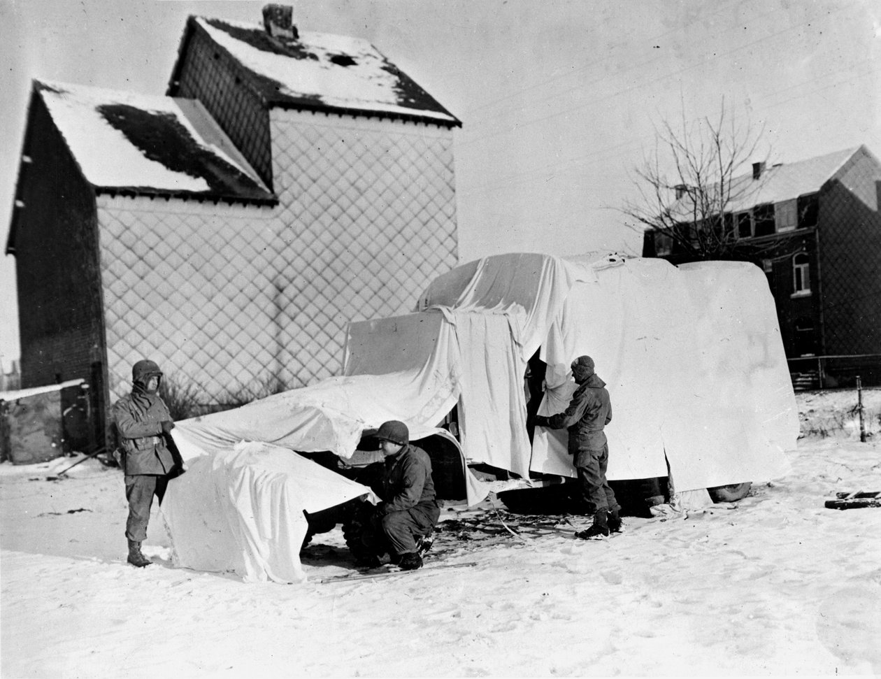 Anden Verdenskrig (1939-1945) - Anden Verdenskrig (2. Verdenskrig eller Anden Verdenskrig): Nær Bastogne (Belgien) i slutningen af december 1944: Disse amerikanske soldater bruger hvide lagner til at skjule en lastbil for fjendens øjne af Unbekannt