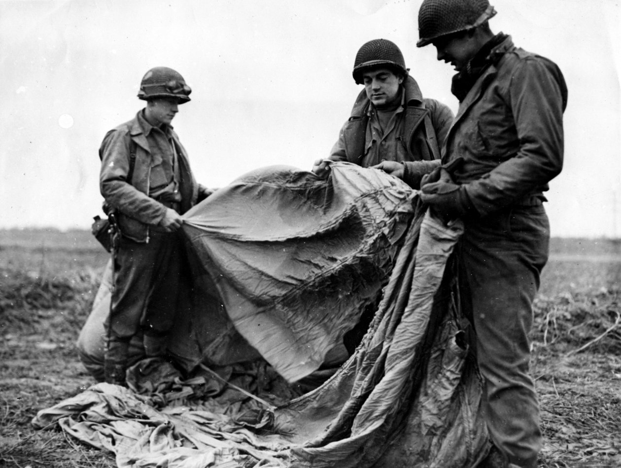 Anden Verdenskrig (1939-1945) - Anden Verdenskrig (2. Verdenskrig eller Anden Verdenskrig): Nær Kornelmunster (Tyskland) 17. december 1944: Infanterister fra den 1. amerikanske hær undersøger en tysk faldskærm brugt natten før dagen for Operation Guards fo af Unbekannt