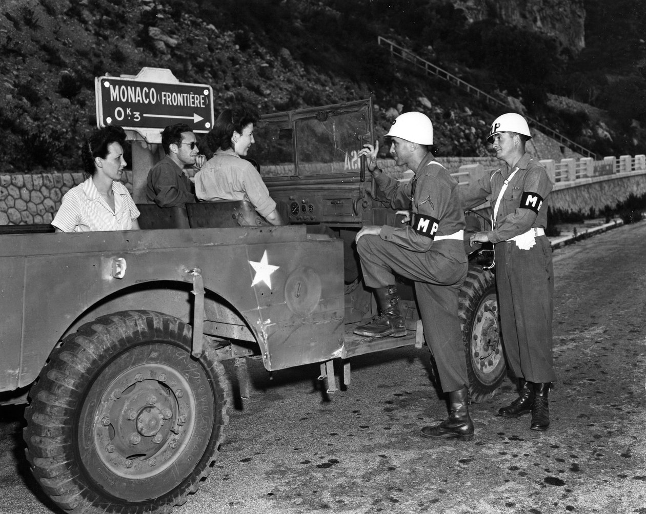 Anden Verdenskrig (1939-1945) - Anden Verdenskrig (WWII eller 2. Verdenskrig): Nær Monaco French Riviera 30. juni 1945: To Wacs på orlov og gæster fra US Riviera Recreational Area (USRRA) diskuterer med to US Army militærpolitibetjente udstationeret ved ka af Unbekannt