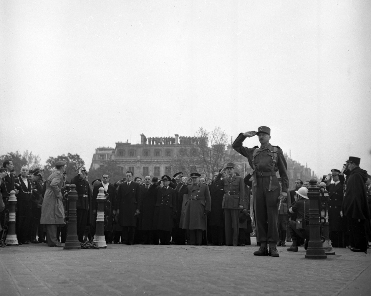 Anden Verdenskrig (1939-1945) - Anden Verdenskrig (2. Verdenskrig eller Anden Verdenskrig): Paris (Frankrig) 11. november 1944: Under fejringen af våbenstilstanden i 1918, den britiske premierminister Winston Churchill og general De Gaulle, der netop har l af Unbekannt