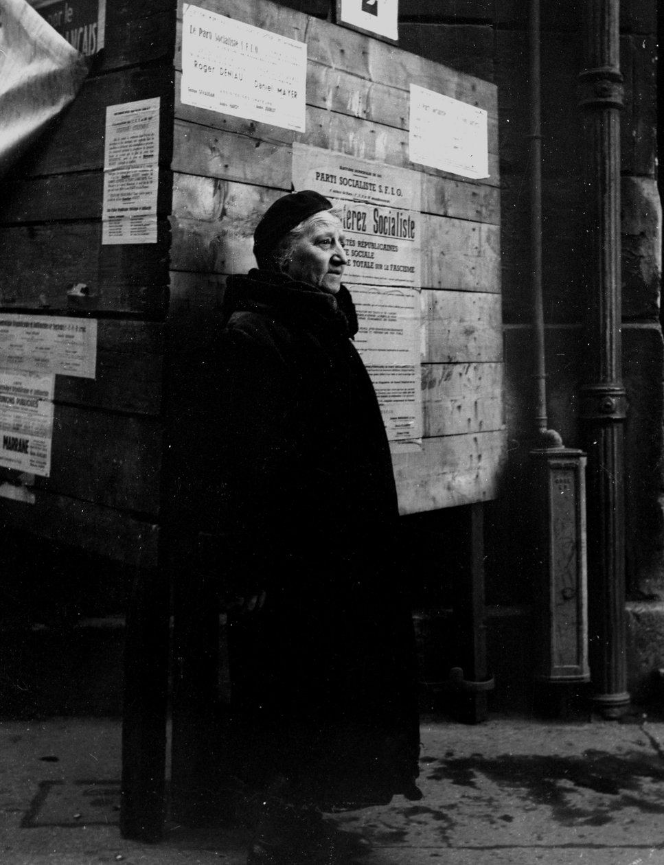 Anden Verdenskrig (1939-1945) - Anden Verdenskrig (2. Verdenskrig eller Anden Verdenskrig): Paris (Frankrig) 29. april 1945: En parisisk kvinde ældes foran valgpanelerne under kommunalvalg. Ved CFLN