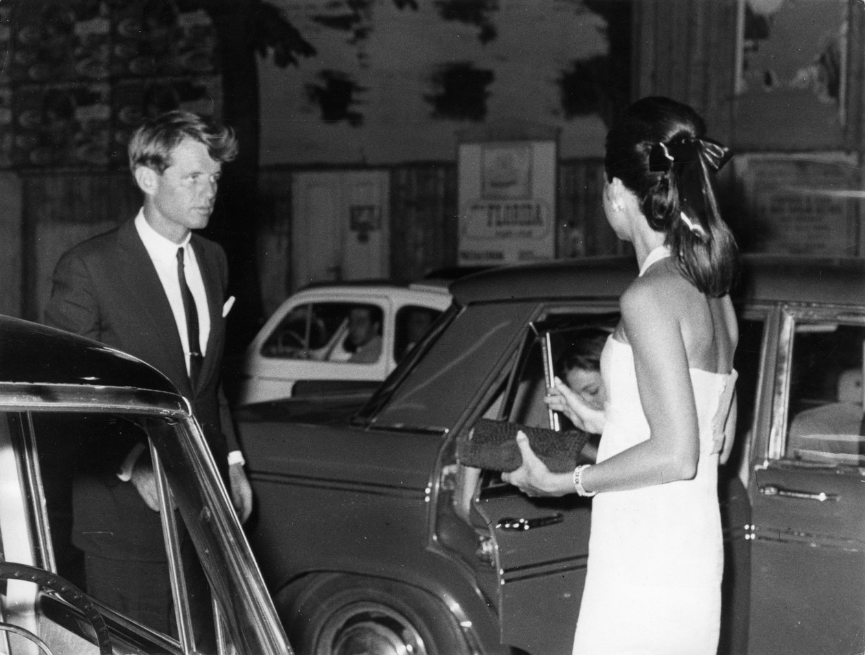 Senator Robert Kennedy med sin kone. Via Veneto. Rom. 1966. af Unbekannt