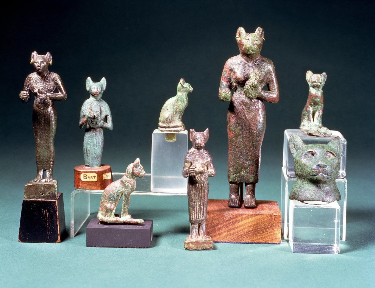 Adskillige statuetter af kattegudinden Bast og kattefigurer, der repræsenterer den samme gudinde, egyptisk, sen periode, ca. 664-300 f.Kr. (bronze) af Unbekannt