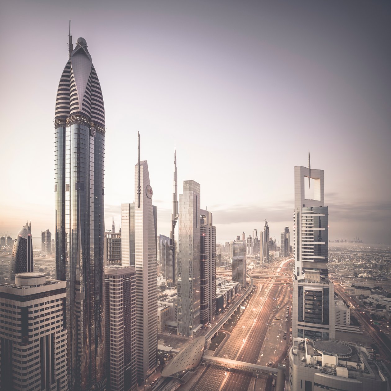 Sheikh Zayed Road, Dubai, De Forenede Arabiske Emirater, 2015 (foto) af Leopold Blonder