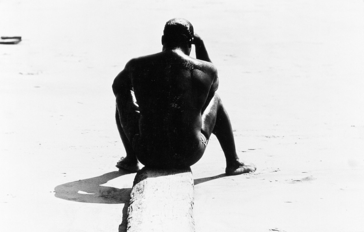 Siddende mand uden skjorte på Coney Island, uden titel 32, ca. 1953-64 (s/h-foto) af Unbekannter Künstler