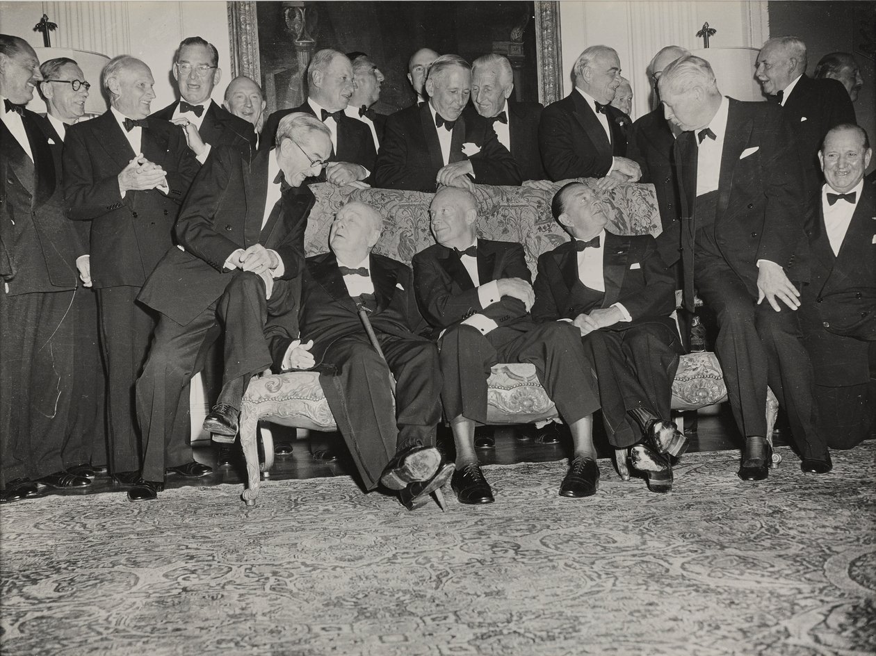 Sir Winston Churchill og Dwight D. Eisenhower ved en middag i Winfield House, den amerikanske ambassadørs hjem i London af Unbekannter Künstler